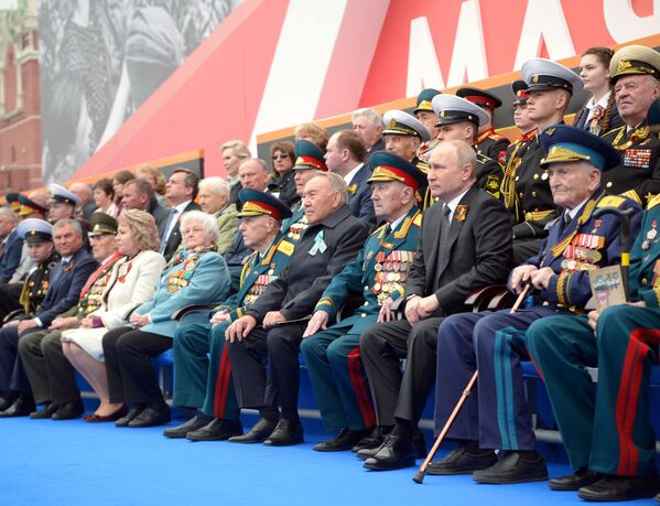Президент РФ Владимир Путин во время военного парада на Красной площади - Sputnik Молдова