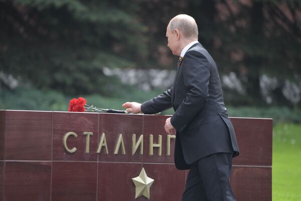 Президент РФ Владмир Путин на церемонии возложения цветов к Могиле Неизвестного солдата - Sputnik Молдова