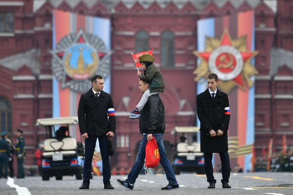 Мужчина с ребенком перед началом военного парада на Красной площади, посвящённого 74-й годовщине Победы в Великой Отечественной войне - Sputnik Молдова