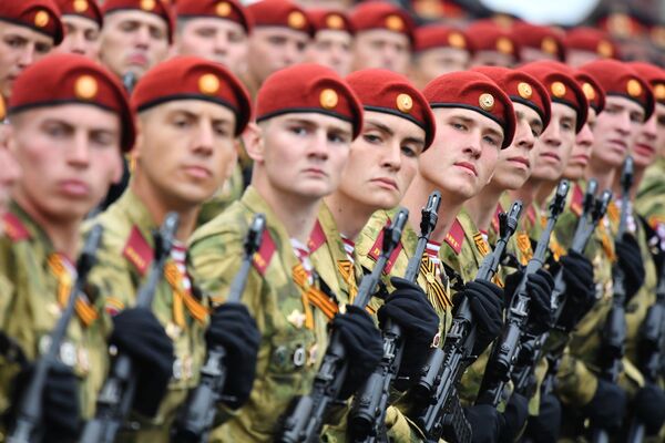 Военнослужащие войск Национальной гвардии РФ на военном параде на Красной площади, посвящённом 74-й годовщине Победы в Великой Отечественной войне - Sputnik Молдова