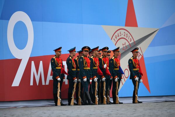 Военнослужащие почетного караула перед началом военного парада на Красной площади, посвящённого 74-й годовщине Победы в Великой Отечественной войне - Sputnik Молдова
