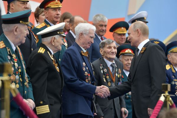 Președintele Federației Ruse, Vladimir Putin salută veteranii înainte de parada militară din Piața Roșie. 9 mai 2019, Moscova - Sputnik Moldova