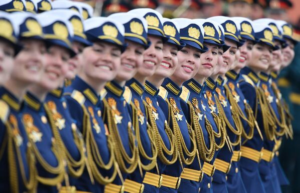  Efectivul militarilor-femei al Ministerului Apărării al Federației Ruse la parada din Piața Roșie, 9 mai 2019
                            - Sputnik Moldova