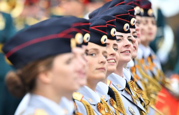 Tinere cursante ale Universității Ministerului Afacerilor Interne din Moscova „V. Ia. Kikotea” la parada militară din 9 mai 2019 - Sputnik Moldova