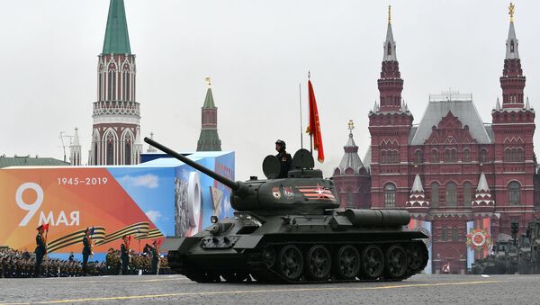 Танк Т-34-85 на военном параде на Красной площади, посвящённом 74-й годовщине Победы в Великой Отечественной войне - Sputnik Молдова