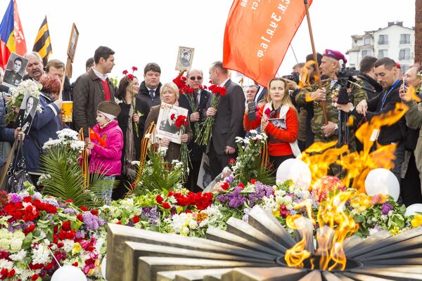 Бессмертный полк завершился в Кишиневе: слезы, море цветов и голуби мира Бессмертный полк завершился в Кишиневе: слезы, море цветов и голуби мира - Sputnik Молдова