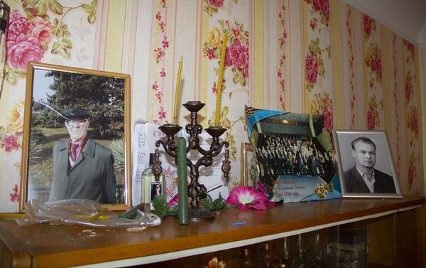 На полке еще несколько фотографий ветерана, сделанные в разные периоды его жизни. - Sputnik Молдова