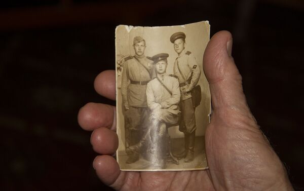 Это единственная фотография, которая была сделана во время войны. Яков Иванович - посередине. А два его сотоварища, которые на фотографии стоят по бокам, так и не вернулись домой. - Sputnik Молдова