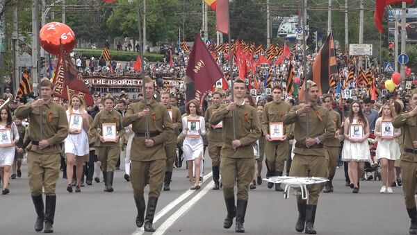 Десятки тысяч человек прошли по Кишиневу в бессмертном полку - Sputnik Молдова