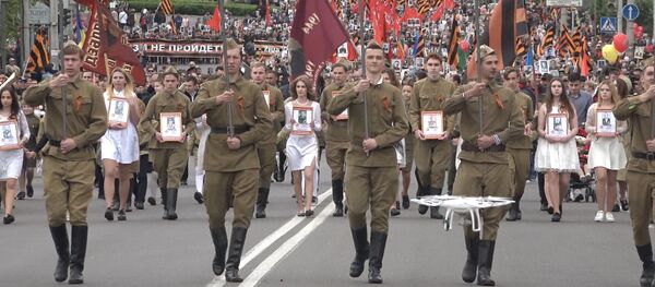 Десятки тысяч человек прошли по Кишиневу в бессмертном полку Десятки тысяч человек прошли по Кишиневу в бессмертном полку - Sputnik Молдова