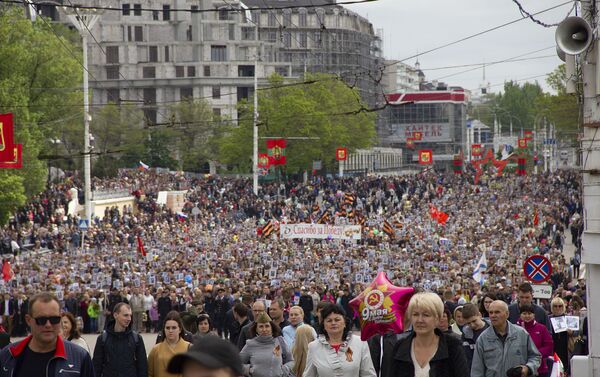 А колонна шествия, кажется, не иссякает - так много тех, кто считает своим долгом почтить память и таким образом поблагодарить своих предков за Победу. - Sputnik Молдова