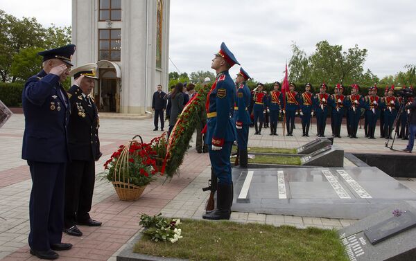 Возложение цветов на Мемориале славы на 9 Мая - Sputnik Молдова