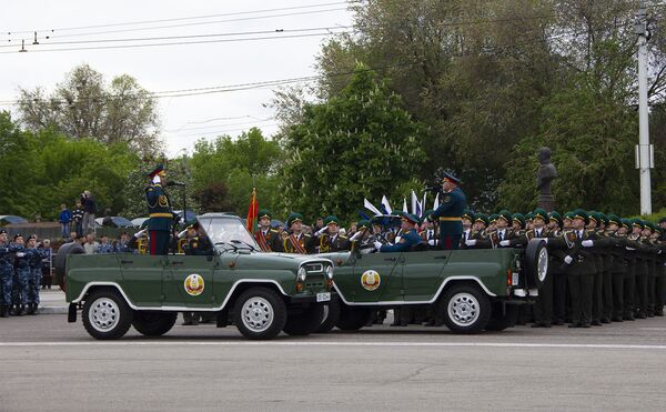 Парад Победы в Тирасполе начинается с осмотра всех расчетов - Sputnik Молдова