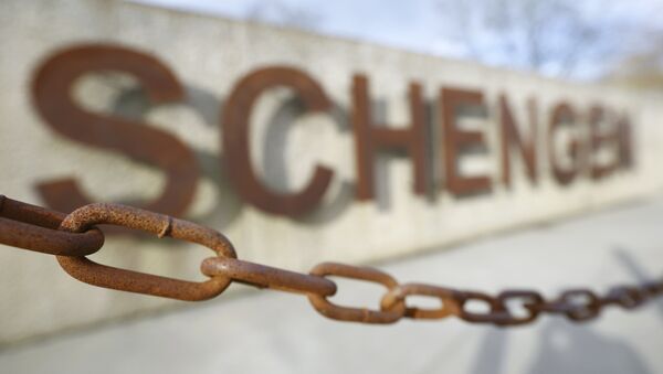 A rusty chain hangs in front of the quay of the small Luxembourg village of Schengen at the banks of the river Moselle January 27, 2016. - Sputnik Moldova