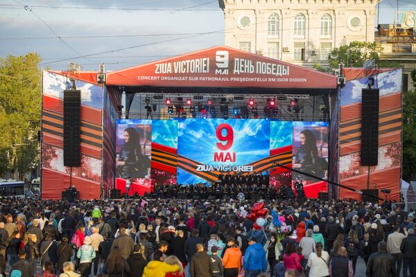 Десятки тысяч зрителей заполнили центральную площадь Кишинева - Sputnik Молдова