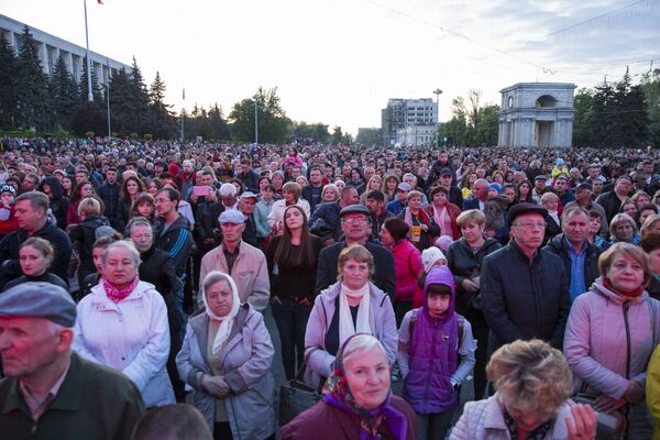 Zeci de mii de chișinăuieni și oaspeți ai Capitalei au venit în seara de 9 mai la concertul organoizat în Piața Marii Adunări Naționale. - Sputnik Moldova