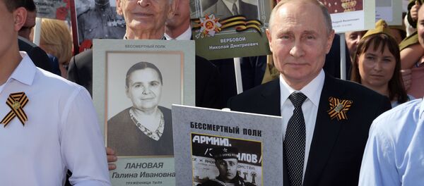 Президент РФ В. Путин принял участие в шествии Бессмертный полк Президент РФ В. Путин принял участие в шествии Бессмертный полк - Sputnik Молдова