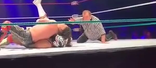 Un luptător legendar a murit în timpul unui show - Video - Sputnik Moldova