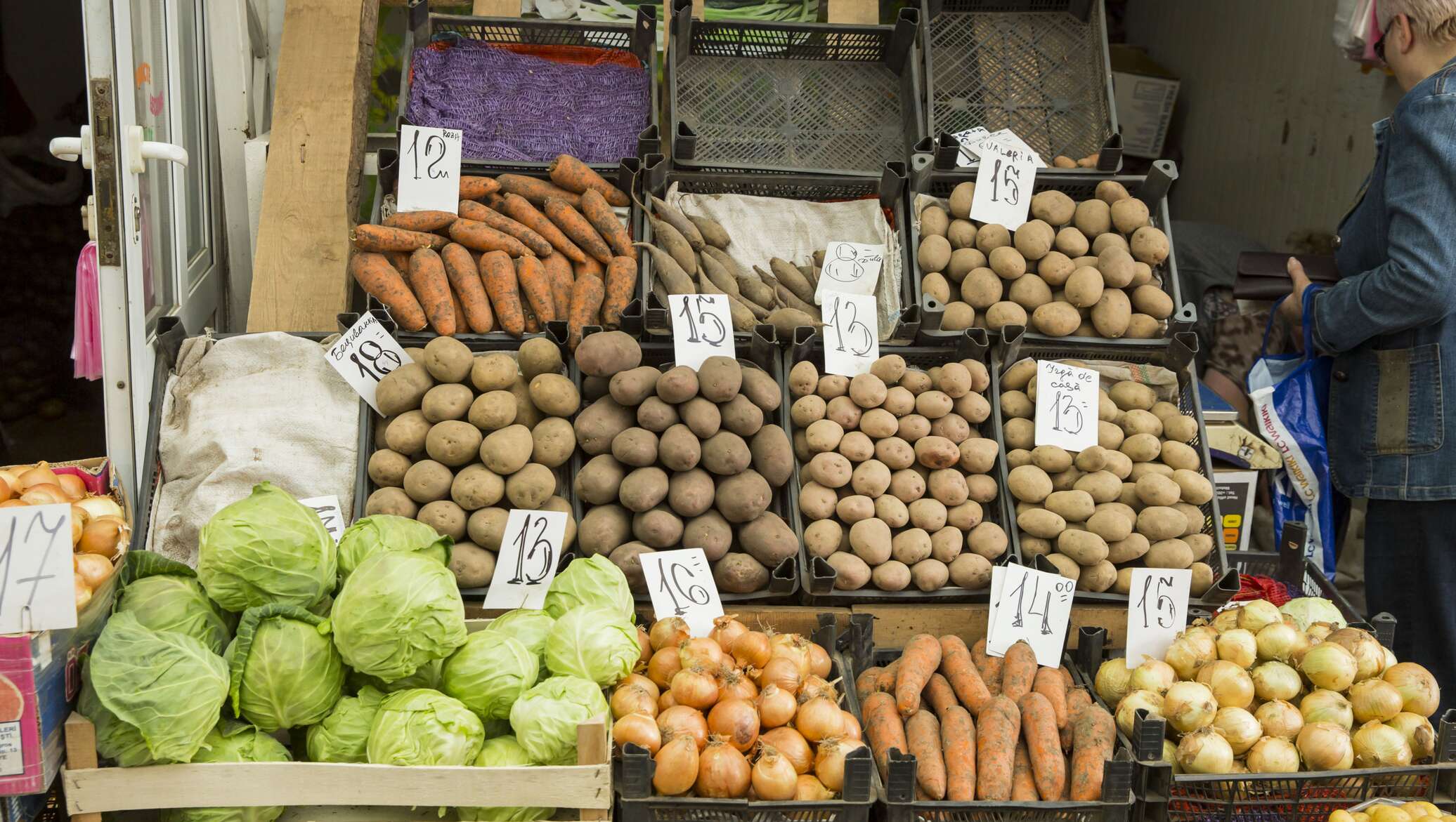 Можно ли в молдавию. Продуктовый рынок в Кишиневе. Овощи Молдавии. Овощной рынок Кишинев. Оптовый овощной рынок Кишинев.