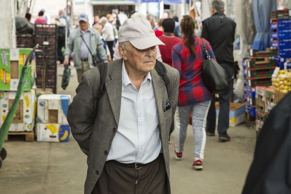 Culmea umilinței - Sacoșa pensionarilor după scumpiri: 3 cartofi, o ceapă și un morcov Culmea umilinței - Sacoșa pensionarilor după scumpiri: 3 cartofi, o ceapă și un morcov - Sputnik Moldova