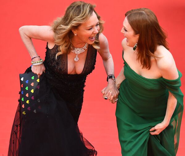 Copreședintele și conducătorul artistic al casei de bijuterii Chopard, Karolina Shoyfele, și actrița americană Julianne Moore pe covorul roșu la ceremonia de deschidere a celei de a 72-a ediții a Festivalului Internațional de Film de la Cannes - Sputnik Moldova
