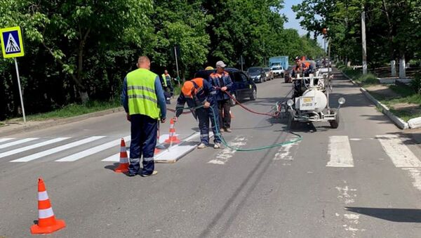 Нанесение дорожной разметки в Кишиневе - Sputnik Молдова