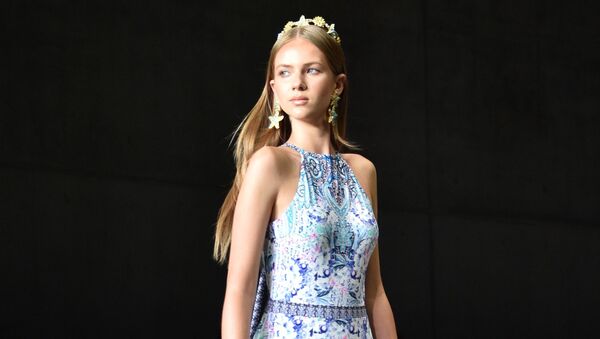 Модель на показе австралийского дизайнера Aqua Blu во время Австралийской недели моды в Сиднее  - Sputnik Молдова