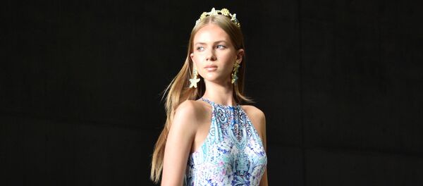 Модель на показе австралийского дизайнера Aqua Blu во время Австралийской недели моды в Сиднее Модель на показе австралийского дизайнера Aqua Blu во время Австралийской недели моды в Сиднее - Sputnik Молдова