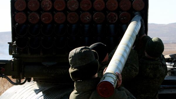 Военнослужащие заряжают реактивную артиллерийскую установку Торнадо - Sputnik Moldova