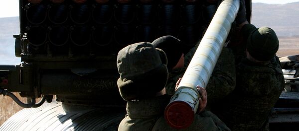 Военнослужащие заряжают реактивную артиллерийскую установку Торнадо - Sputnik Moldova