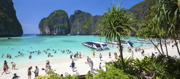 Туристы на пляже Maya bay на островах Пхи-Пхи в Таиланде Туристы на пляже Maya bay на островах Пхи-Пхи в Таиланде - Sputnik Молдова