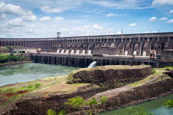 Centrala hidroelectrică Itaipu de pe râul Parane, la granița dintre Paraguay și Brazilia - Sputnik Moldova