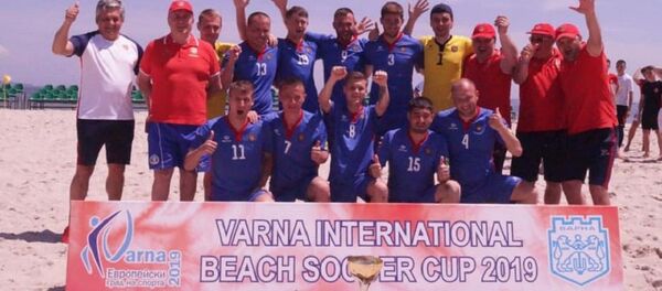 Молдавская сборная выиграла турнир по пляжному футболу Молдавская сборная выиграла турнир по пляжному футболу - Sputnik Молдова