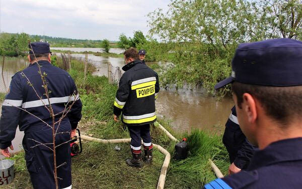 Intervenția salvatorilor la pomparea apei din gospodării - Sputnik Moldova