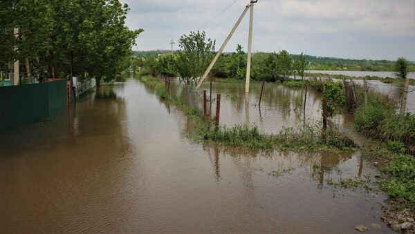 Intervenția salvatorilor la pomparea apei din gospodării - Sputnik Moldova
