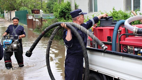Intervenția salvatorilor la pomparea apei din gospodării - Sputnik Молдова