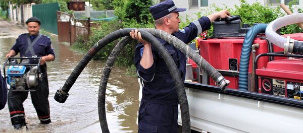 Intervenția salvatorilor la pomparea apei din gospodării - Sputnik Молдова