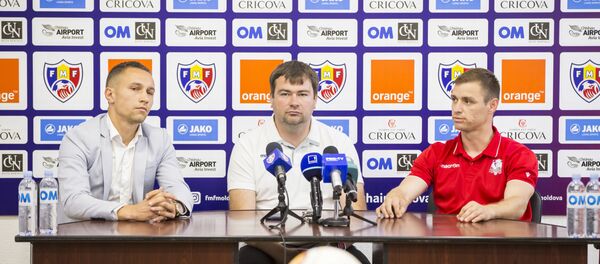 Главный тренер Сфынтул Георге Сергей Чеботарь, игрок и президент клуба Петру Ожог, капитан команды Виталий Плэмэдялэ Главный тренер Сфынтул Георге Сергей Чеботарь, игрок и президент клуба Петру Ожог, капитан команды Виталий Плэмэдялэ - Sputnik Молдова