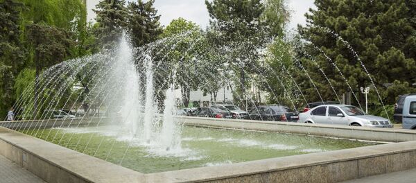 Фонтан в сквере театра оперы и балета Фонтан в сквере театра оперы и балета - Sputnik Moldova