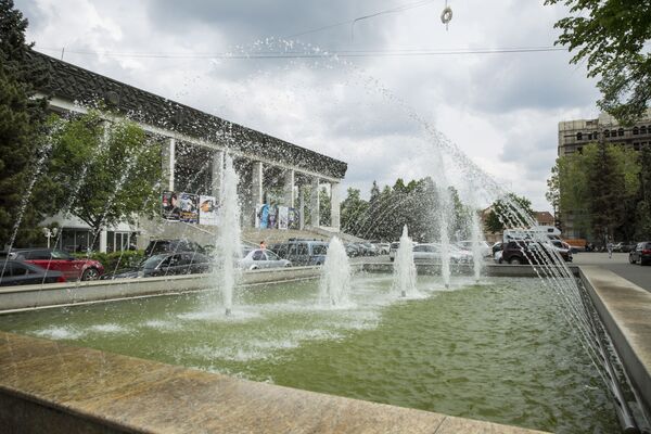 Два фонтана обрамляют вход в здание театра. - Sputnik Молдова