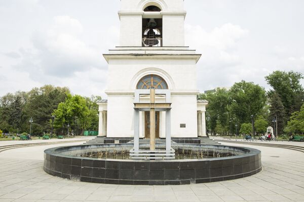 В сквере Кафедрального собора находится несколько фонтанов. Один из них размещен перед колокольней. - Sputnik Молдова