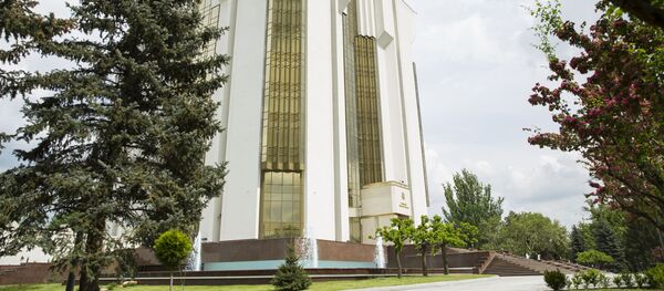 Фонтан во дворе Администрации президента Молдовы - Sputnik Молдова