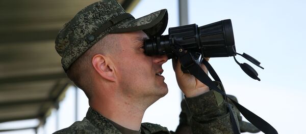 Военнослужащий наблюдает за ходом всеармейского конкурса Чистое небо на полигоне Ейский Учебного центра войсковой противовоздушной обороны - Sputnik Moldova-România