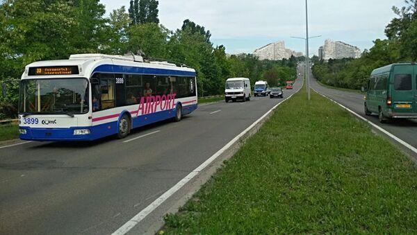 Новый внешний вид троллейбуса, который едет в аэропорт - Sputnik Молдова