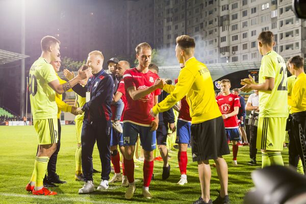 Игра прошла в честной борьбе, поэтому футболисты Сфынтул Георге поздравляют соперника с победой - Sputnik Молдова