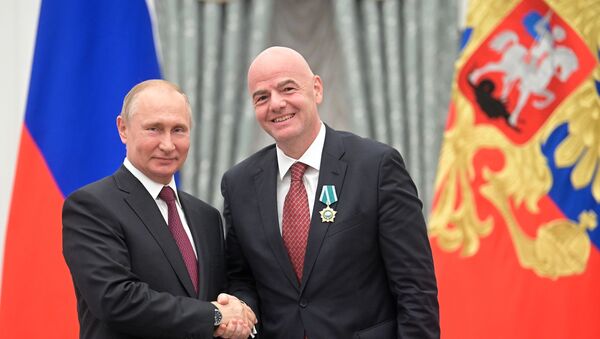 Президент РФ Владимир Путин и президент ФИФА Джанни Инфантино, награжденный Орденом Дружбы - Sputnik Молдова