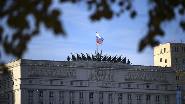 Флаг на здании министерства обороны РФ на Фрунзенской набережной в Москве. - Sputnik Moldova