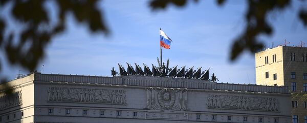 Флаг на здании министерства обороны РФ на Фрунзенской набережной в Москве. - Sputnik Moldova-România
