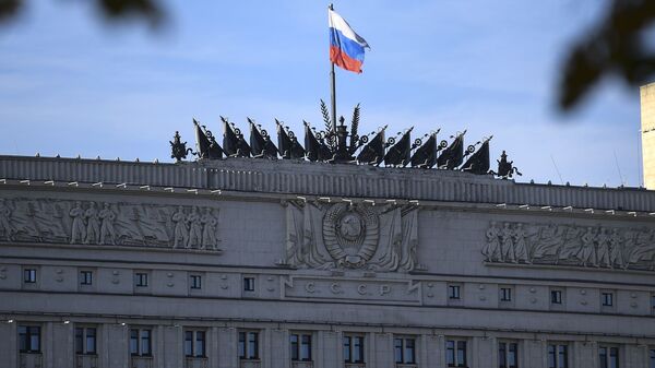 Флаг на здании министерства обороны РФ на Фрунзенской набережной в Москве. - Sputnik Moldova-România