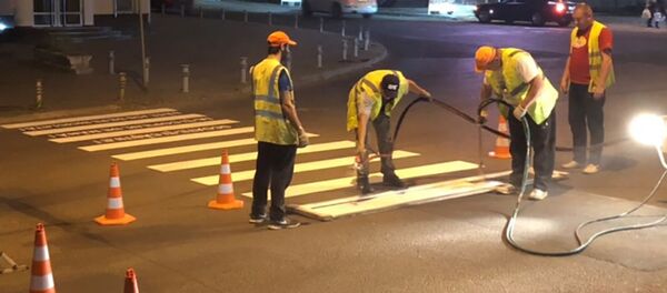 Angajații ”Exdrupo” aplică marcajul rutier pe străzile orașului Chișinău - Sputnik Moldova